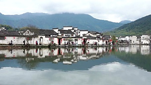 游客在中国宏村的中国古宅旅行。