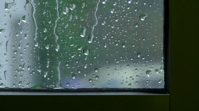 窗子上的雨点