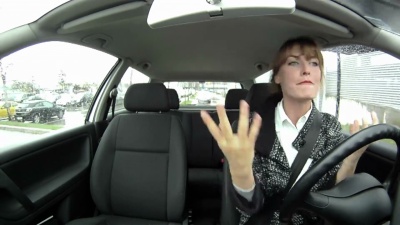   愤怒的女人开车
