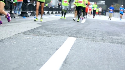 马拉松运动员在城市道路上跑步
