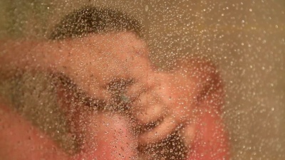 女人在淋浴中洗澡