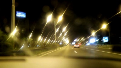 晚上在高速公路上行驶