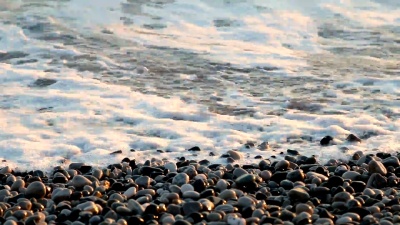卵石处的海浪