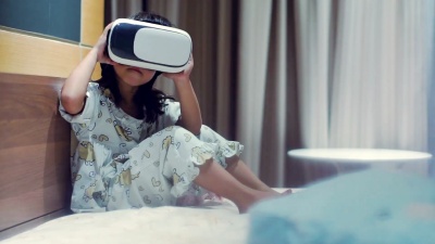 VR头盔中的亚洲女孩