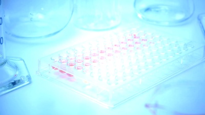 科学家在实验室进行测试，滴下化学溶液用于人体诊断或研究