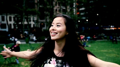年轻的中国女性在城市公园享受自由