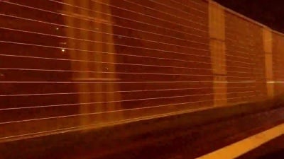 在雨夜城市开车- -