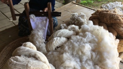 泰国民间工艺品的原纱生产。