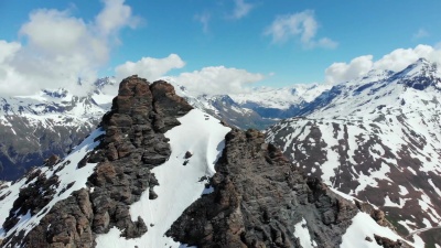 空中 接近高山顶峰飞行