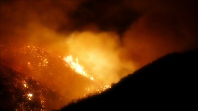 南加州山坡130b夜间起火