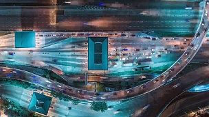 城市街道上夜间交通的延时，超延时。高速公路上交通的鸟瞰和俯视图， 。