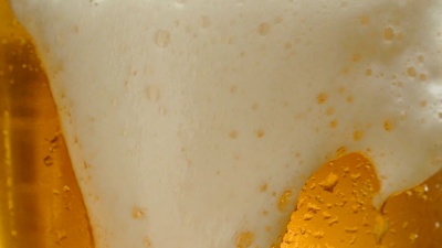 杯中啤酒泡沫慢动作特写