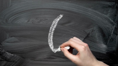 女老师的手在黑板上画0到9的数字，动画粉笔数字，直接倒计时0-9。可循环