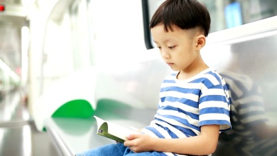 孩子们在地铁里玩耍