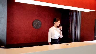 酒店接待处的女人在电话里说话。