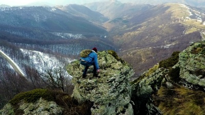 登山者从山顶欣赏风景