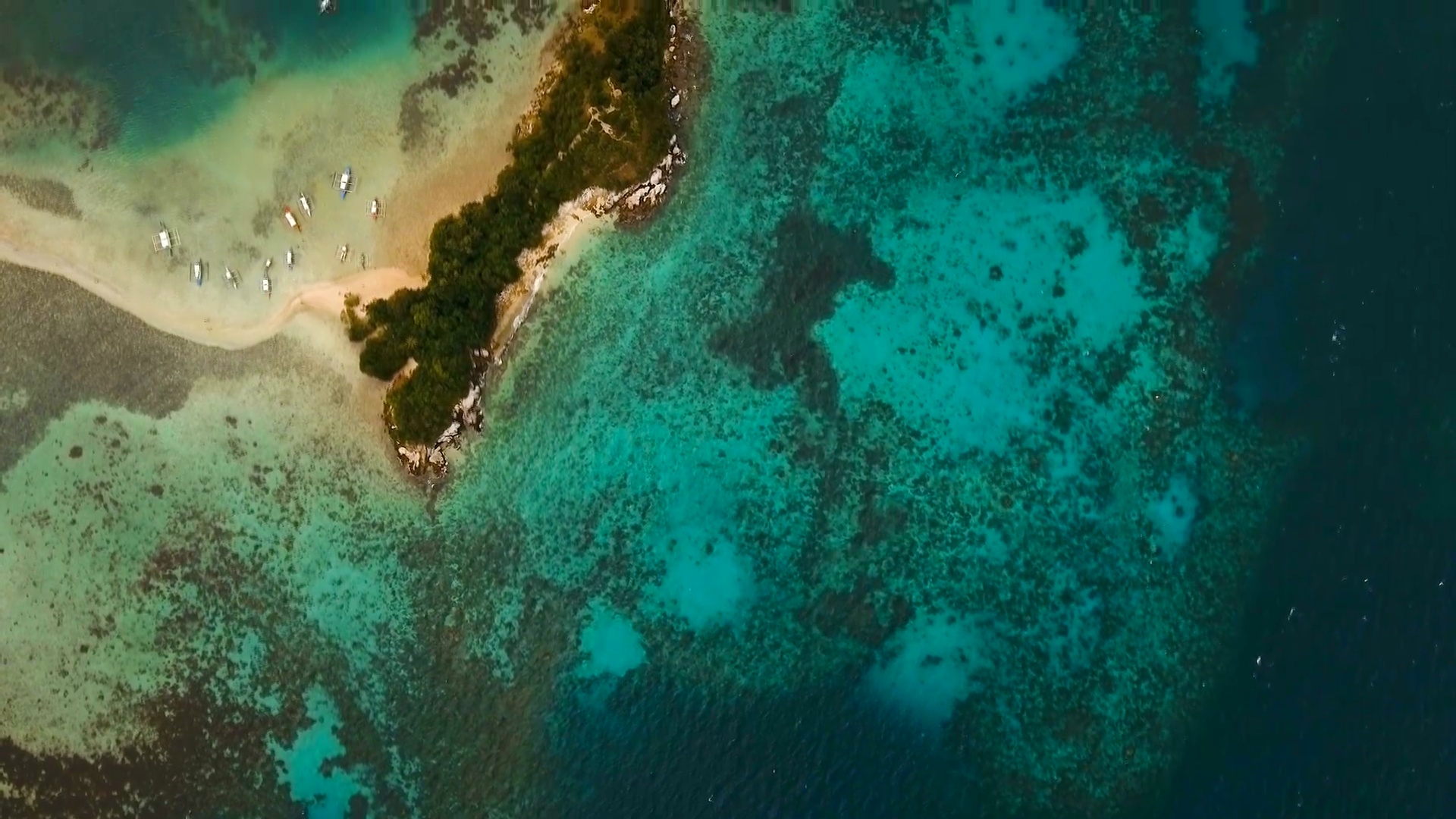 美丽的热带海滩，鸟瞰。热带岛屿