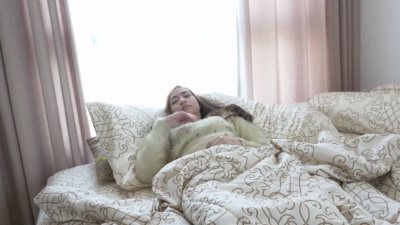 女人在床上醒来
