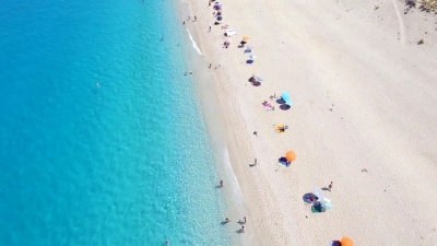 大海亲吻着海岸
