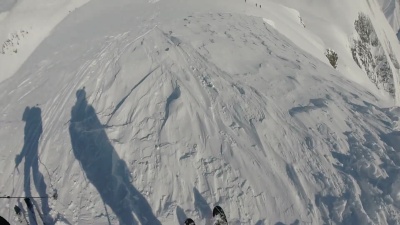 高山滑雪者下降粉坡的POV