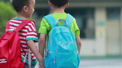 孩子们步行上学