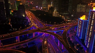 中国夜间照明上海著名交通道路交叉口空中全景 