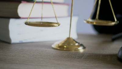 律师业务与渲染法律书籍木槌在法庭上的桌子上。正义与法律观念