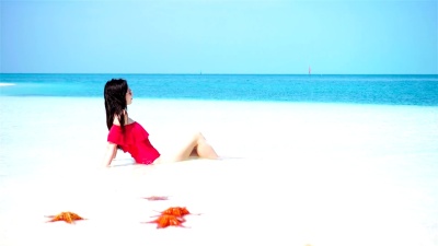 年轻漂亮的女人在热带海边玩得很开心。快乐的女孩享受她的热带假期异国情调的岛屿