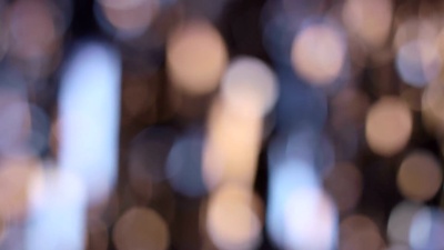 抽象的闪光蓝色，黄色模糊的灯光。背景bokeh