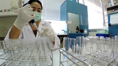 科学家在实验室工作实验