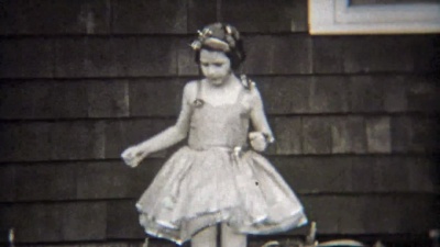 1936年 自信的芭蕾舞女孩在房子前独舞。