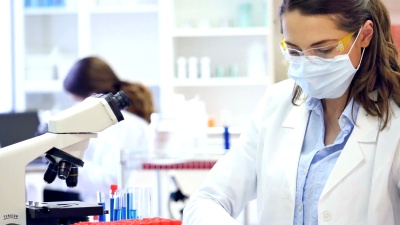 年轻女科学家在实验室进行研究