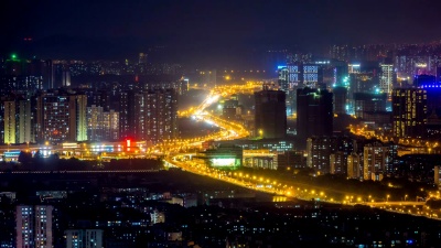 延时摄影 从白天到晚上高峰时间南京天际线的风景鸟瞰，中国