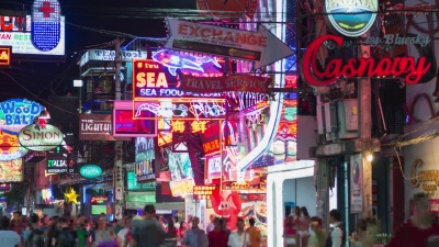  延时 芭堤雅步行街，放大