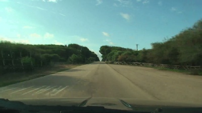 沿着撒丁岛的乡村道路行驶