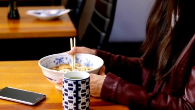 女人在 餐厅喝汤