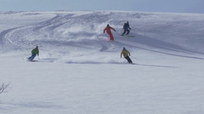 从山上滑下厚厚的雪粉
