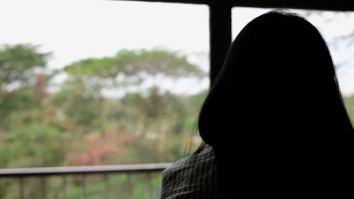 女人在酒店阳台开门的慢动作。放松的假期