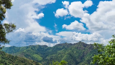 热带山脉和云层移动的蓝天风景。延时视频