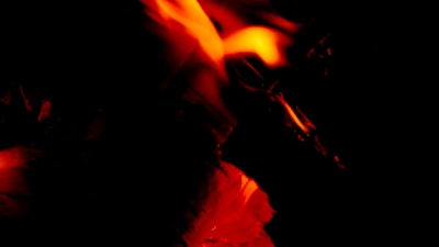 着火了。黑色背景上的火焰。