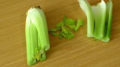厨房餐桌上的新鲜青芹
