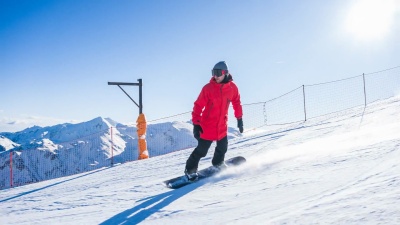 滑雪者向相机喷雪