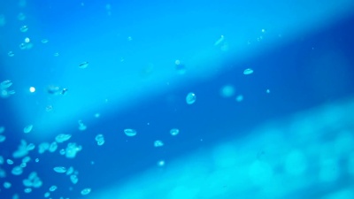气泡上升。水下射击。慢动作。