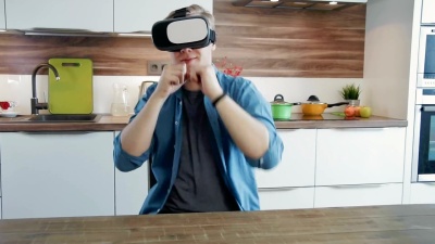 年轻人用VR头盔玩打斗游戏