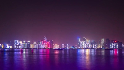 现代城市中靠近河流的现代建筑在夜间。延时