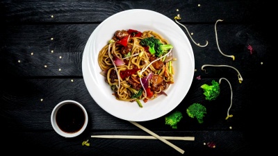 旋转白盘与乌冬粉炒面条。