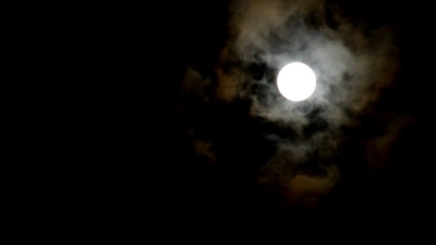 云在夜晚流过月亮