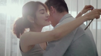 年轻男子遇见亚洲女子，送花
