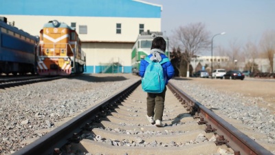 孩子们在跑道上玩耍
