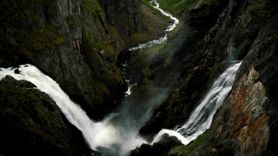 挪威山区的Voringfossen瀑布